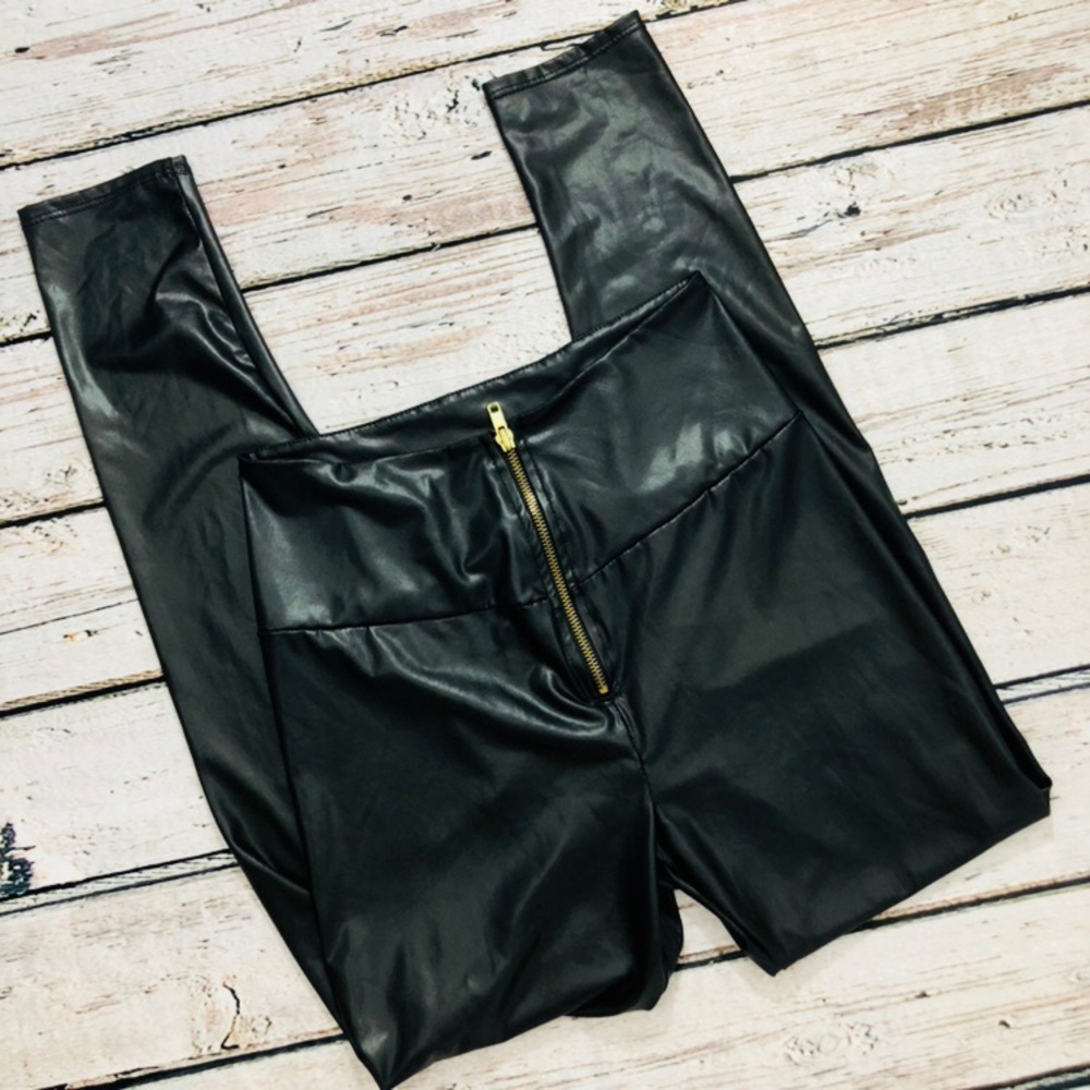🌟 Faux leather zip up leggings